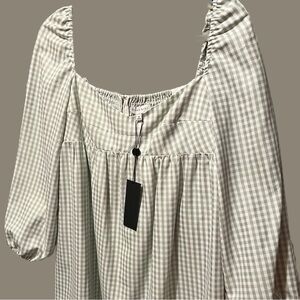 NWT Gianni Bini Gingham size 8 100% Polyester/Elastine ruched back, zip + lined